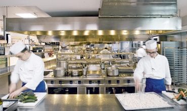 Réalisation de cuisine en restauration commerciale : les questions de santé et de sécurité dans la conception des flux de travail