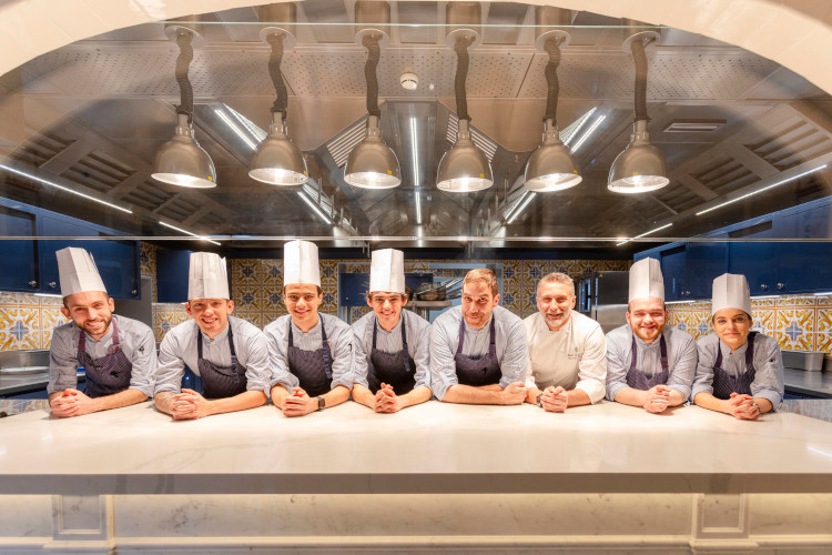 group of cooks and chef of the Onda restaurant